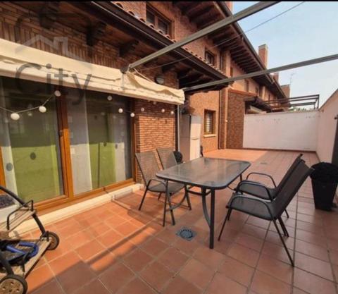 Casa de 334 m<sup style='color: #FFF;'>2</sup> con 4 habitaciones y 3 baños en Palencia.