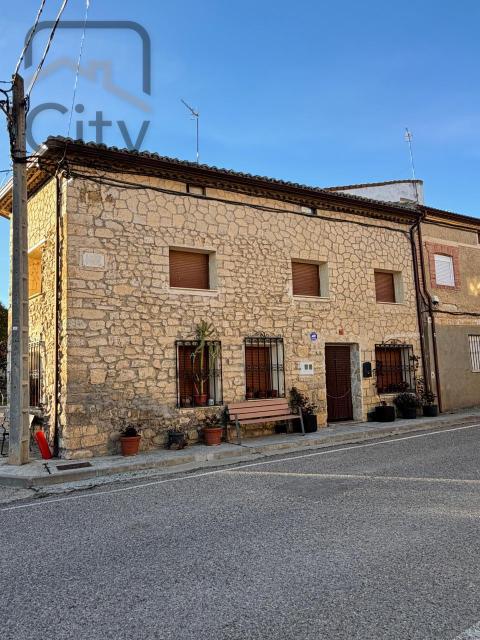 Casa de 228 m<sup style='color: #FFF;'>2</sup> con 4 habitaciones y 2 baños en Palencia.