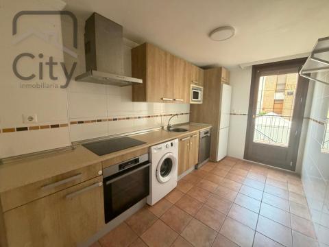 Casa de 199 m<sup style='color: #FFF;'>2</sup> con 4 habitaciones y 3 baños en Villamuriel de Cerrato.