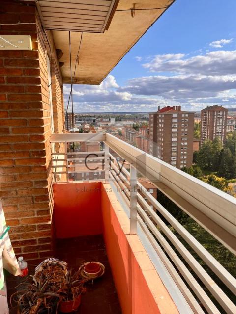 Piso de 100 m<sup style='color: #FFF;'>2</sup> con 4 habitaciones y 2 baños en Palencia.