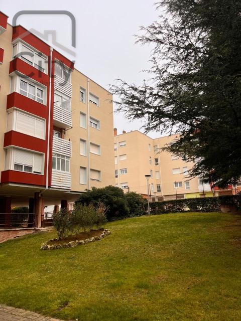 Piso de 90 m<sup style='color: #FFF;'>2</sup> con 3 habitaciones y 2 baños en Palencia.