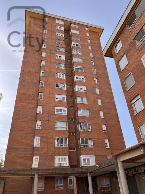 Piso de 100 m<sup style='color: #FFF;'>2</sup> con 4 habitaciones y 2 baños en Palencia.