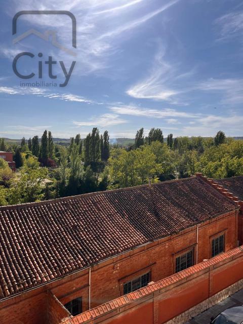 Piso de 145 m<sup style='color: #FFF;'>2</sup> con 4 habitaciones y 2 baños en Palencia.