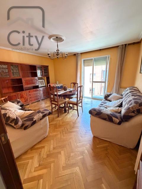 Piso de 107 m<sup style='color: #FFF;'>2</sup> con 3 habitaciones y 1 baños en Palencia.