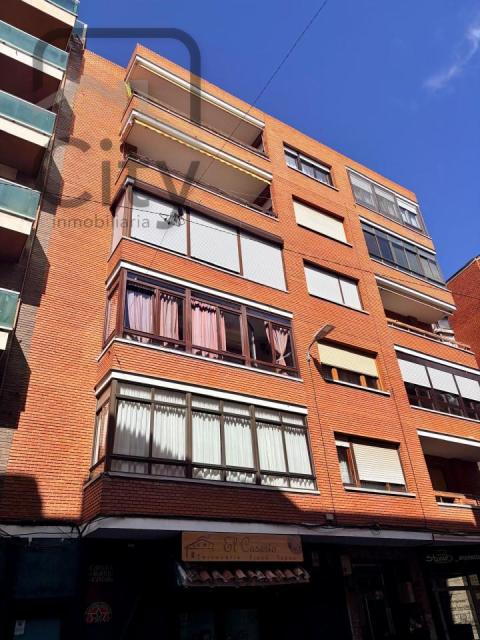 Piso de 139 m<sup style='color: #FFF;'>2</sup> con 4 habitaciones y 2 baños en Palencia.